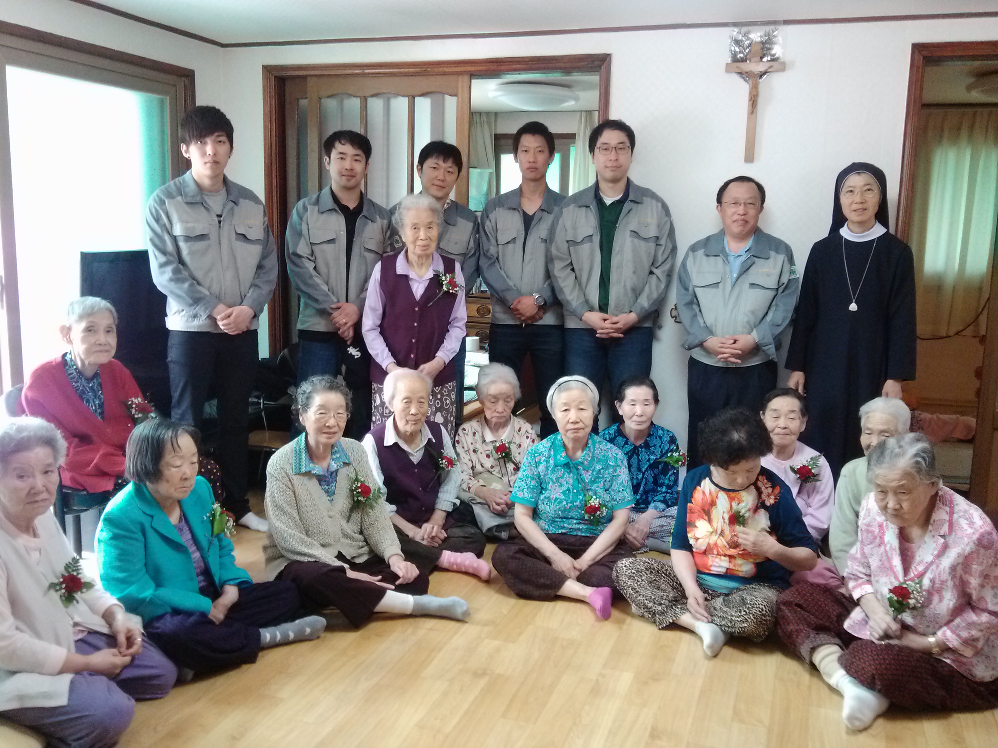어버이날 기념 후원하는 보호시설에 선물 전달